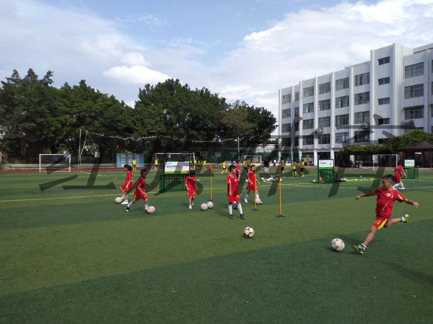 足球訓練器材在學校的應用